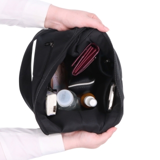 Elegantní kabelka přes rameno s ozdobnou karabinou Carmelo materiál syntetická koža zapínanie na zips farba čierna veľkosť stredná 4658 C Vnútro