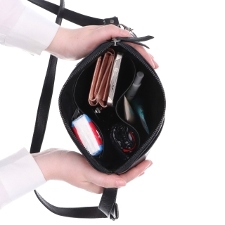 Kožená crossbody kabelka s vreckom a príveskom Noelia Bolger materiál kože zapínanie na zips farba čierna veľkosť malá NB 3105 C Vnútro