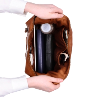 Kožená kabelka cez rameno v tvare polmesiaca Noelia Bolger materiál kože zapínanie na zips farba koňaková veľkosť stredná NB 2410 KO Vnútro