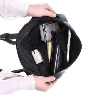 Ľadvinka zo syntetickej kože Carmelo materiál syntetická koža zapínanie na zips farba čierna veľkosť stredná 4320 C Vnútro