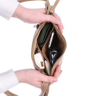 Praktická kožená crossbody na každý deň Noelia Bolger materiál kože zapínanie na zips farba béžová veľkosť malá NB 2406 BE Vnútro