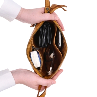 Kožená crossbody s čistými líniami Noelia Bolger materiál kože zapínanie na zips farba žltá veľkosť malá NB 2414 ZLU Vnútro