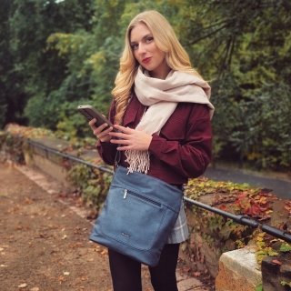 Crossbody kabelka s predným a zadným vreckom Tangerin materiál syntetická koža zapínanie na zips farba modrá veľkosť stredná 8036 TM Lifestyle