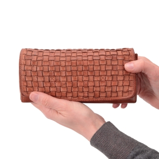 Dlhá prepletaná peňaženka Noelia Bolger materiál kože zapínanie na cvok farba koňaková veľkosť veľká 5105 NB KO V ruke