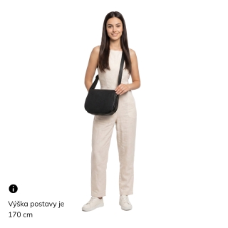 Elegantná dámska taška cez rameno s klopou Carmelo materiál syntetická koža zapínanie na zips farba čierna veľkosť stredná 4394 C Na postave