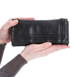 Dlhá kožená peňaženka s prepletaním Noelia Bolger materiál kože zapínanie na cvok farba čierna veľkosť veľká 5119 NB C V ruke