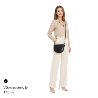Elegantná crossbody kabelka s chlopňou Le Sands materiál syntetická koža zapínanie s chlopňou farba čierna veľkosť malá 4647 C Na postave