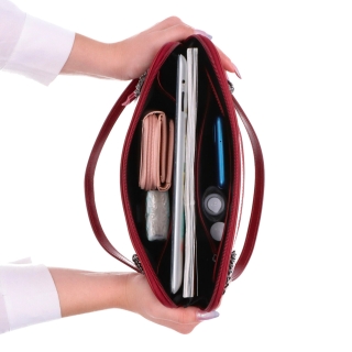 Kožená taška cez rameno s retiazkou Noelia Bolger materiál kože zapínanie na zips farba červená veľkosť stredná NB 0109 TCV Vnútro