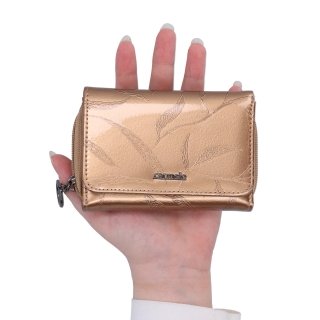 Elegantná lakovaná kožená peňaženka Carmelo materiál kože zapínanie na zips farba metalíza veľkosť malá 2105 L ZL V ruke