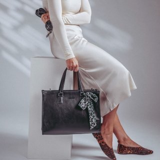 Elegantná kabelka do ruky s ozdobnou šatkou Le Sands materiál syntetická koža zapínanie na zips farba čierna veľkosť veľká 7727 C Lifestyle