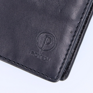 Praktická kompaktná peňaženka z pravej kože Poyem materiál kože zapínanie Bez zapínania farba čierna veľkosť malá 5243 Poyem C Logo