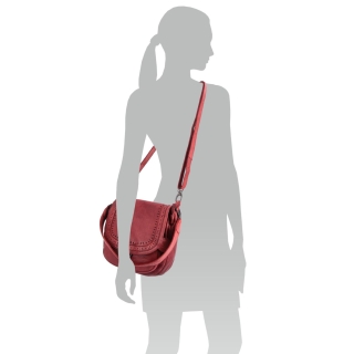 Kožená crossbody kabelka so zdobenou chlopňou Noelia Bolger materiál kože zapínanie s chlopňou farba červená veľkosť stredná NB 2030 CV Na postave