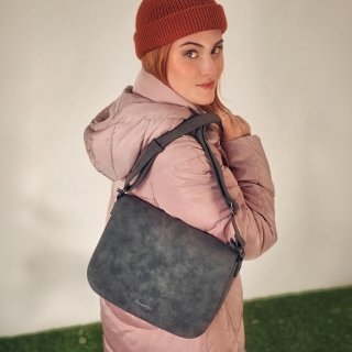 Elegantná crossbody kabelka s chlopňou Tangerin materiál syntetická koža zapínanie na zips farba sivá veľkosť stredná 1115 ANT Lifestyle