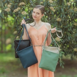 Crossbody kabelka so zipsom Carmelo materiál syntetická koža zapínanie na zips farba zelená veľkosť malá 4324 SZE Lifestyle
