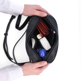 Malá kožená crossbody kabelka so zipsami Noelia Bolger materiál kože zapínanie na zips farba čierna veľkosť malá NB 3014 C Vnútro