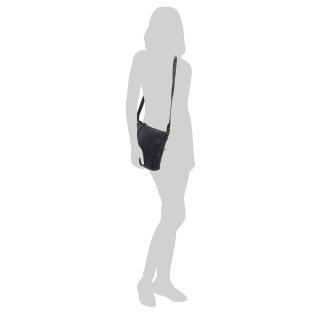 Malá kožená crossbody s prešívaním Noelia Bolger materiál kože zapínanie na zips farba čierna veľkosť malá NB 2086 C Na postave