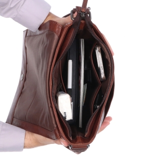 Kožená crossbody s chlopňou Poyem materiál kože zapínanie s chlopňou farba hnedá veľkosť stredná 2207 Poyem H Vnútro