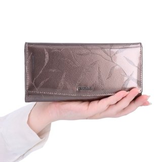 Dámska kožená peňaženka s jemným vzorom Carmelo materiál kože zapínanie na cvok farba taupe veľkosť veľká 2109 L T V ruke
