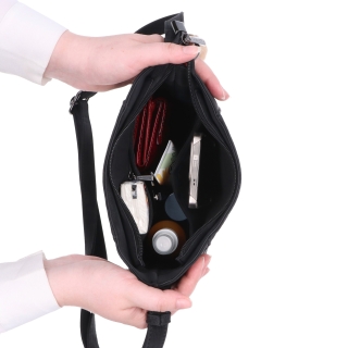 Praktická crossbody kabelka s odnímateľným príveskom Carmelo materiál syntetická koža zapínanie na zips farba hnedá veľkosť malá 4662 TH Vnútro