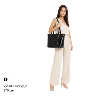 Elegantná kabelka cez rameno s príveskom Le Sands materiál syntetická koža zapínanie na zips farba čierna veľkosť veľká 4645 C Na postave