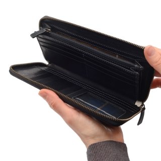 Kožená peňaženka peračník Poyem materiál kože zapínanie na zips farba čierna veľkosť veľká 5213 Poyem C Detail