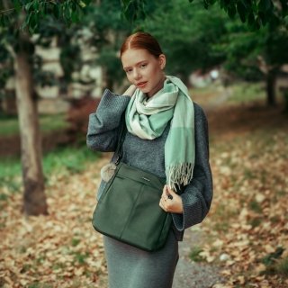Crossbody kabelka s nastaviteľným popruhom Tangerin materiál syntetická koža zapínanie na zips farba zelená veľkosť stredná 8049 TZE Lifestyle