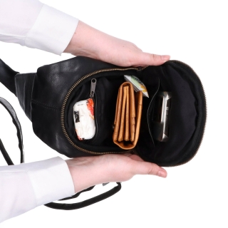 Kožený crossbody bodybag s variabilným nosením Noelia Bolger materiál kože zapínanie na zips farba čierna veľkosť malá NB 2034 C Vnútro