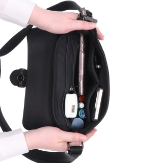 Elegantná crossbody kabelka s klopou Le Sands materiál syntetická koža zapínanie s chlopňou farba metalíza veľkosť malá 4652 BR Vnútro