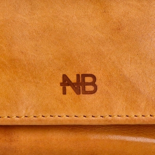 Malá kožená peňaženka s čistým dizajnom Noelia Bolger materiál kože zapínanie na cvok farba žltá veľkosť malá 5134 NB ZLU Logo