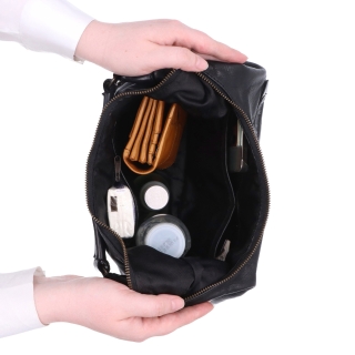 Kožená hobo kabelka s dvoma vreckami na zips Noelia Bolger materiál kože zapínanie na zips farba čierna veľkosť stredná NB 2426 C Vnútro