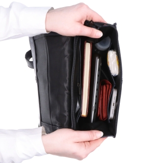 Kožený mestský batoh s chlopňou Noelia Bolger materiál kože zapínanie na zips farba čierna veľkosť stredná NB 2401 C Vnútro