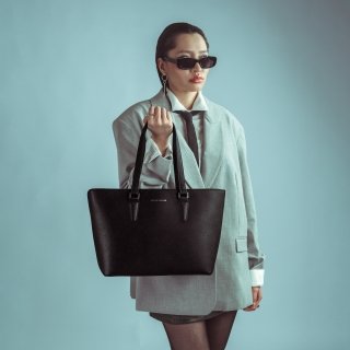 Shopperka z kože saffiano Noelia Bolger materiál kože farba čierna veľkosť veľká NB 0030 C Lifestyle