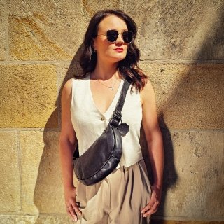 Malá kožená moonbag kabelka Noelia Bolger materiál kože zapínanie na zips farba čierna veľkosť malá NB 2411 C Lifestyle