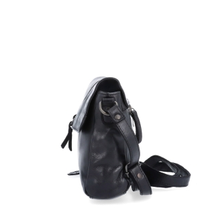 Kožená crossbody kabelka s chlopňou Noelia Bolger materiál kože zapínanie s chlopňou farba čierna veľkosť stredná NB 2416 C Z boku