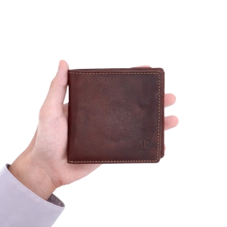 Minimalistická a praktická kožená peňaženka Poyem materiál kože zapínanie Bez zapínania farba hnedá veľkosť malá 5242 Poyem H V ruke