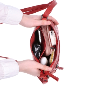 Malá kožená kabelka s príveskom Noelia Bolger materiál kože zapínanie na zips farba červená veľkosť malá NB 3101 CV Vnútro