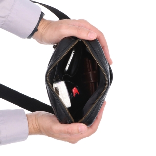 Kožená crossbody taška Poyem materiál kože farba čierna veľkosť malá 2200 Poyem C Vnútro