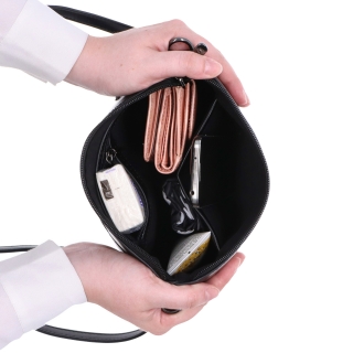 Elegantná crossbody kabelka s s reťazou Le Sands materiál syntetická koža zapínanie na zips farba metalíza veľkosť malá 4379 TI Vnútro