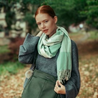 Príjemný šál s károvaným vzorom Noelia Bolger materiál Polyester s prímesou vlny farba zelená KZ001 - 02 Lifestyle