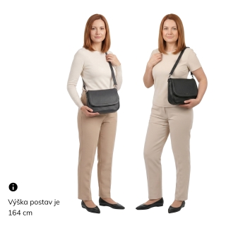 Dámska crossbody kabelka s jemnou štruktúrou Carmelo materiál syntetická koža zapínanie s chlopňou farba ružová veľkosť stredná 4361 LI Na postave