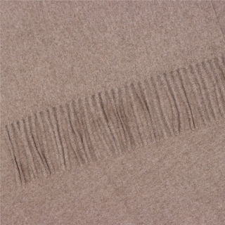 Elegantný jednofarebný šál so strapcami Noelia Bolger materiál Polyester s prímesou vlny farba taupe KZ003 - 04
