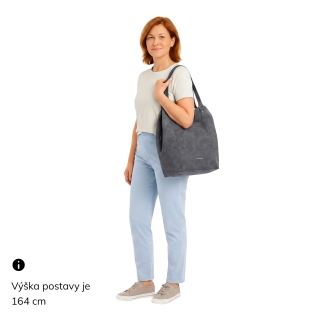 Priestranná elegantná kabelka cez rameno Tangerin materiál syntetická koža zapínanie na zips farba taupe veľkosť veľká 1106 T Na postave