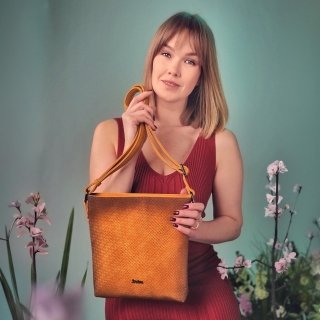 Crossbody s čistým dizajnom Indee materiál syntetická koža zapínanie na zips farba žltá veľkosť malá 6316 ZLU Lifestyle