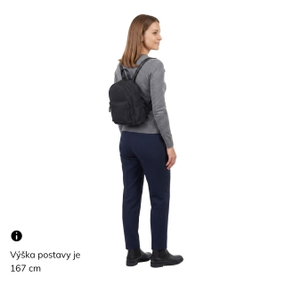 Malý nylonový batoh pre ženy Carmelo materiál nylon zapínanie na zips farba čierna veľkosť malá 6604 C Na postave