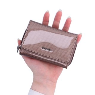 Lakovaná kožená peňaženka s moderným vzorom Carmelo materiál kože zapínanie na zips farba taupe veľkosť malá 2105 K T V ruke
