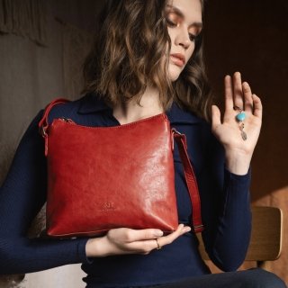Kožená crossbody kabelka s príveskom Noelia Bolger materiál kože zapínanie na zips farba červená veľkosť malá NB 3100 CV Lifestyle