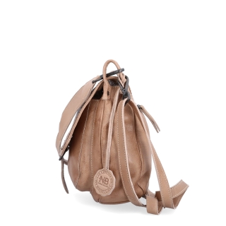 Kožená crossbody kabelka so zdobenou chlopňou Noelia Bolger materiál kože zapínanie s chlopňou farba béžová veľkosť stredná NB 2030 BE Z boku