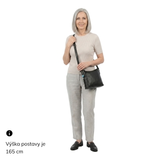 Kožená crossbody kabelka s príveskom Noelia Bolger materiál kože zapínanie na zips farba čierna veľkosť malá NB 3100 C Na postave