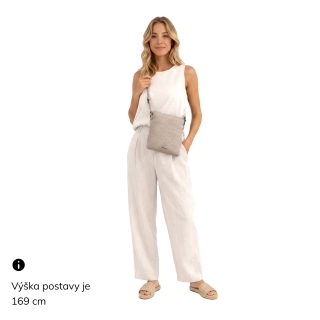 Minimalistická crossbody kabelka s jemným vzorom Carmelo materiál syntetická koža zapínanie na zips farba béžová veľkosť malá 4397 BE Na postave