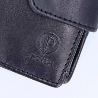 Kožená peňaženka so zapínaním na cvoček Poyem materiál kože zapínanie na cvok farba čierna veľkosť malá 5246 Poyem C Logo